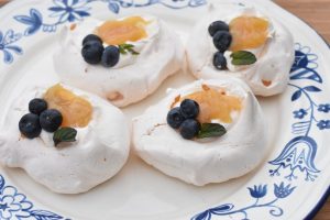 Pavlova med lemoncurd - marengs flødekager