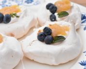 Pavlova med lemoncurd - marengs flødekager