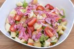 Salat med kartofler og syltede rødløg