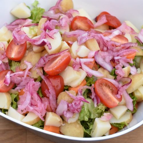 Salat med kartofler og syltede rødløg