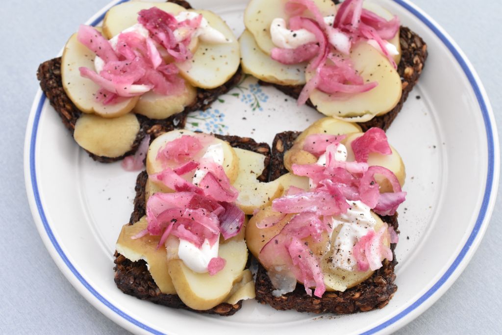 Kartoffelmadder med syltede rødløg - nem opskrift