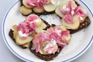 DSC_1200 • nogetiovnen.dk Kartoffelmadder med syltede rødløg - nem opskrift