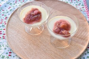 Panna cotta med rabarberkompot