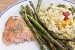 Laks på grill - nem opskrift på grillet laks med grillede asparges og orzo pastasalat