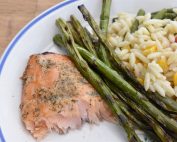 DSC_1365 • nogetiovnen.dk Laks på grill - nem opskrift på grillet laks med grillede asparges og orzo pastasalat