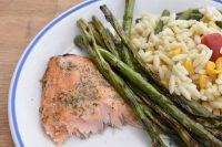 DSC_1365 • nogetiovnen.dk Laks på grill - nem opskrift på grillet laks med grillede asparges og orzo pastasalat