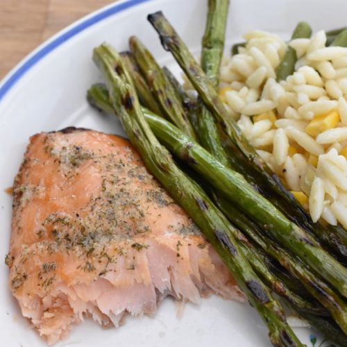 Laks på grill - nem opskrift på grillet laks med grillede asparges og orzo pastasalat