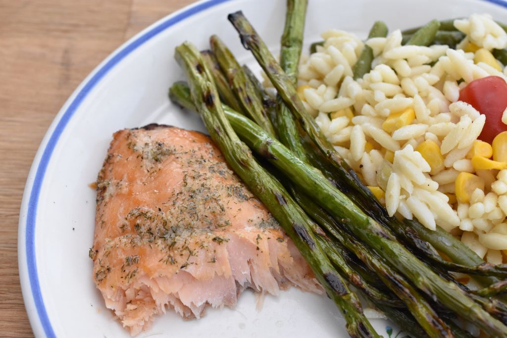 Laks på grill - nem opskrift på grillet laks med grillede asparges og orzo pastasalat