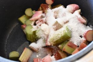 Kog rabarberne med sukker