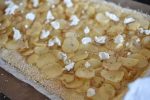 Kartoffelskiverne lægges på buttersbunden - pensles med olie og feta fordeles på toppen
