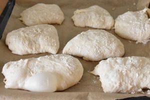 Ciabattaboller - nem opskrift på italienske ciabatta boller - dejen hakkes ud