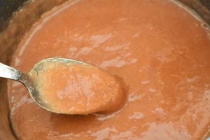 Saucen blendes til en fin puré