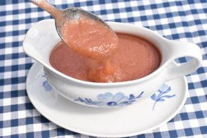 Rabarbersovs til dessert - opskrift på sauce med rabarber