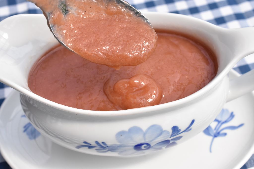 Rabarbersovs til dessert - opskrift på sauce med rabarber