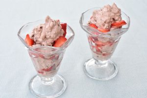 Sommerdessert i glas med jordbær, fløde og rutebiler - nem