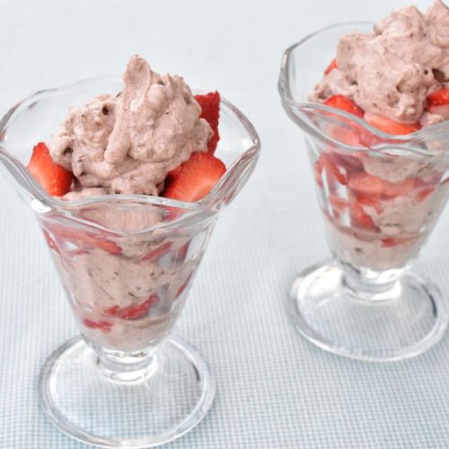 Sommerdessert i glas med jordbær, fløde og rutebiler - nem