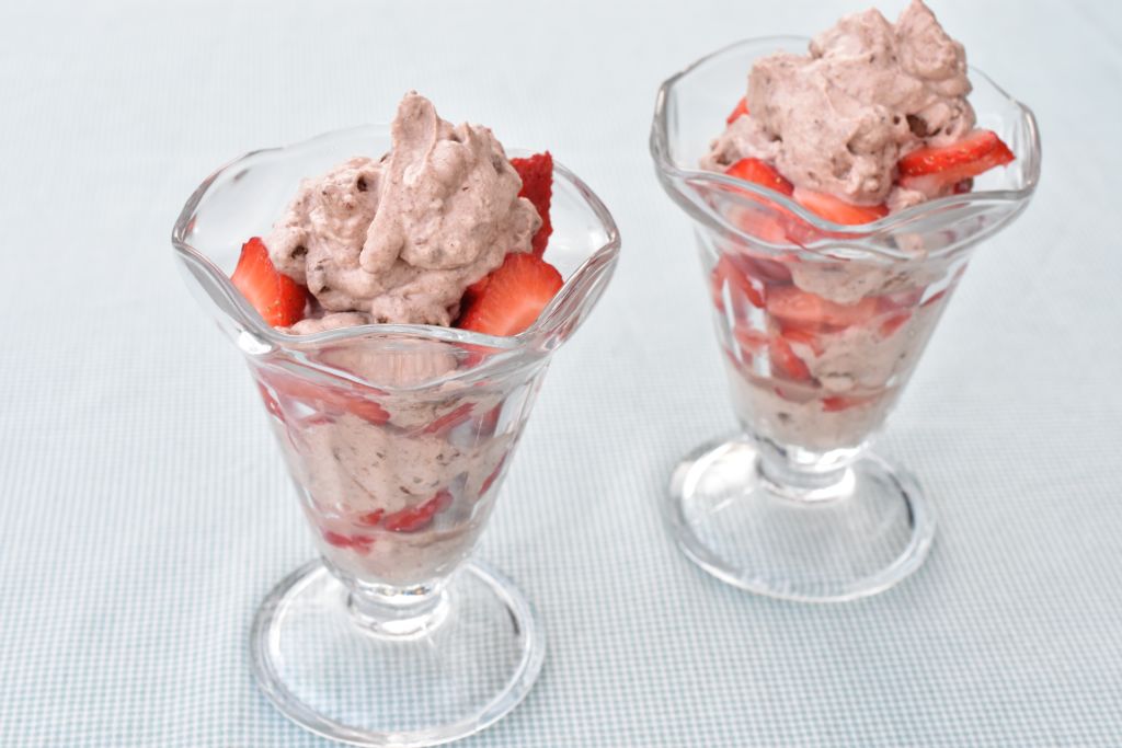 Sommerdessert i glas med jordbær, fløde og rutebiler - nem