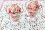 Sommerdessert i glas med jordbær, fløde og rutebiler - nem