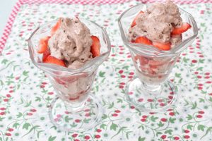 Sommerdessert i glas med jordbær, fløde og rutebiler - nem