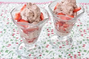 Sommerdessert i glas med jordbær, fløde og rutebiler - nem