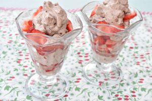 Sommerdessert i glas med jordbær, fløde og rutebiler - nem