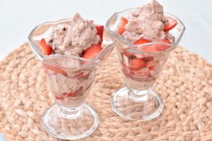 Sommerdessert i glas med jordbær, fløde og rutebiler - nem