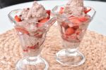 Sommerdessert i glas med jordbær, fløde og rutebiler - nem