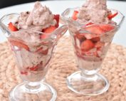 DSC_0545 • nogetiovnen.dk Sommerdessert i glas med jordbær, fløde og rutebiler - nem
