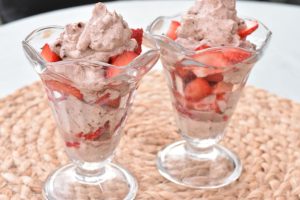 Sommerdessert i glas med jordbær, fløde og rutebiler - nem