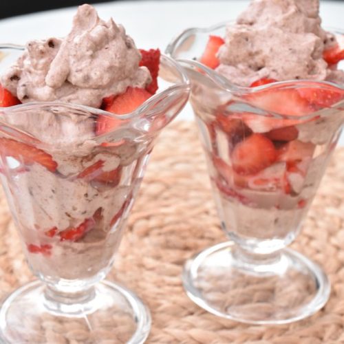 Sommerdessert i glas med jordbær, fløde og rutebiler - nem