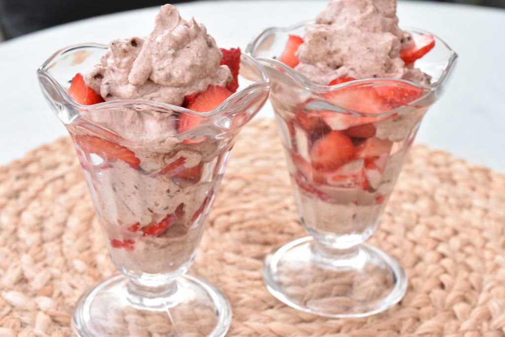 Sommerdessert i glas med jordbær, fløde og rutebiler - nem