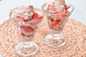Sommerdessert i glas med jordbær, fløde og rutebiler - nem