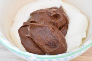 Den bløde chokoladeganache vendes i resten af flødeskummet