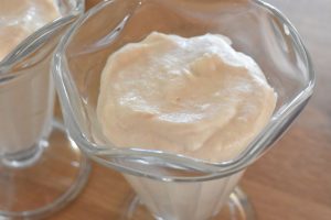 Fromagen fordeles i dessertglas