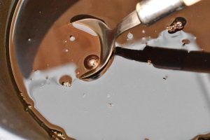 Alle ingredienserne til kaffesirup koges sammen