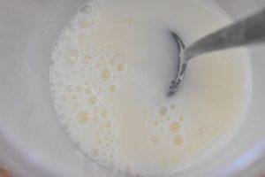 Kærnemælken røres med flormelis