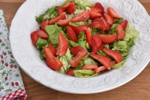 DSC_0916 • nogetiovnen.dk Mormorsalat med jordbær og kærnemælksdressing