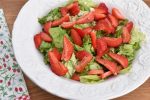 Mormorsalat med jordbær og kærnemælksdressing