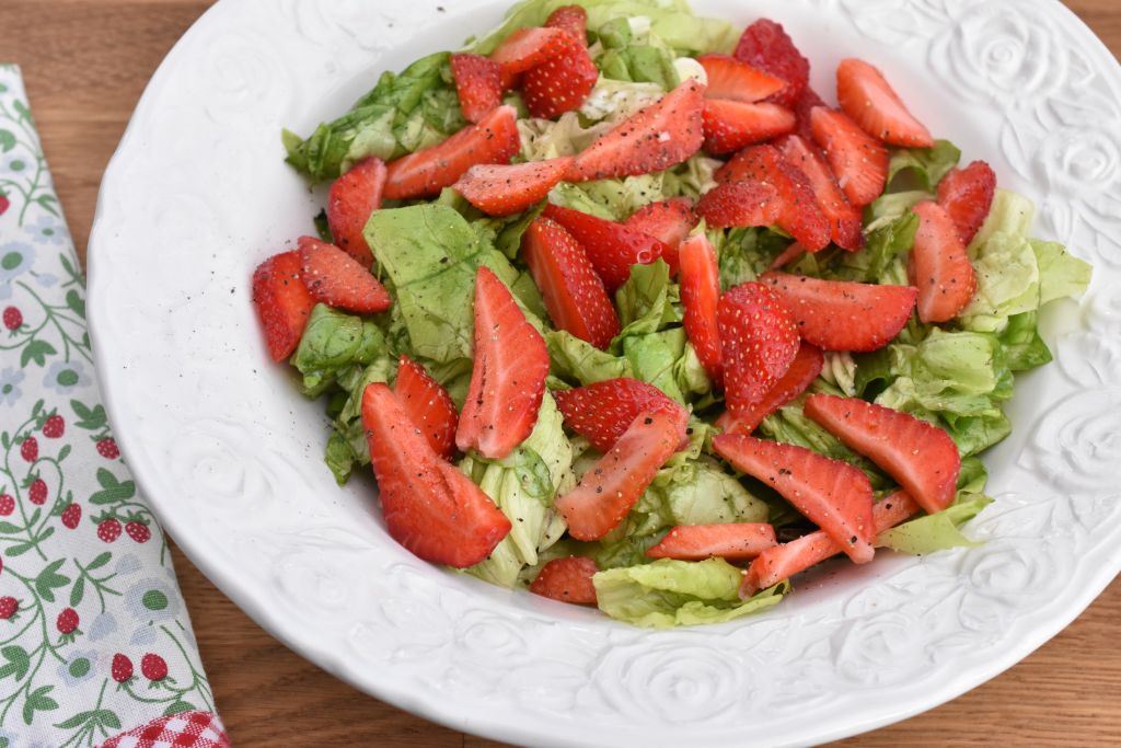 Mormorsalat med jordbær og kærnemælksdressing
