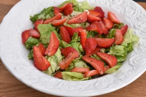 DSC_0919 • nogetiovnen.dk Mormorsalat med jordbær og kærnemælksdressing