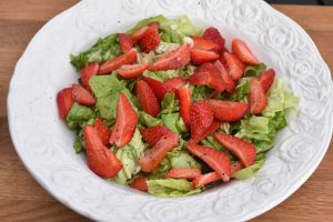 DSC_0920 • nogetiovnen.dk Mormorsalat med jordbær og kærnemælksdressing