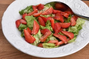 DSC_0922 • nogetiovnen.dk Mormorsalat med jordbær og kærnemælksdressing