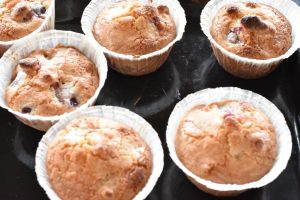 De færdigbagte makronmuffins med kirsebær