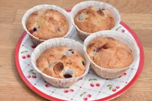 Makronmuffins med kirsebær - nemme muffins med bær