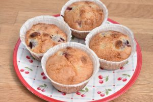 Makronmuffins med kirsebær - nemme muffins med bær