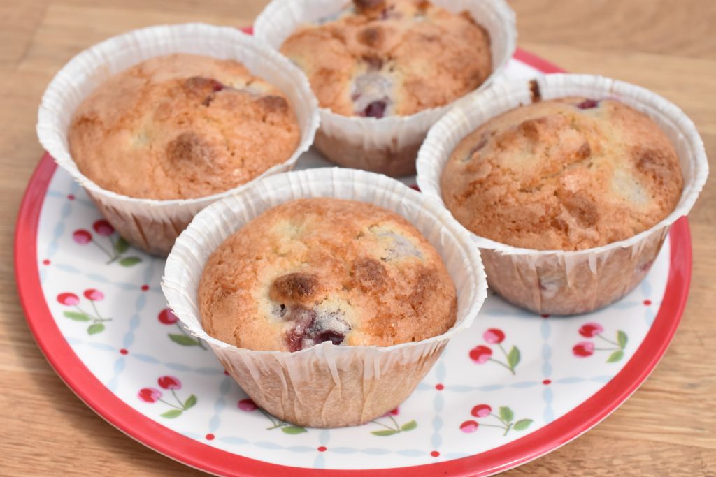 Makronmuffins med kirsebær - nemme muffins med bær