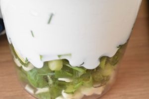 Krydderurterne blendes med skyr