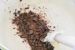 Grofthakket chokolade vendes i ismassen