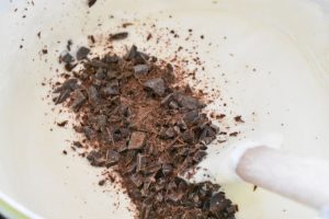 Grofthakket chokolade vendes i ismassen