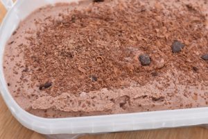 Chokoladeis med kondenseret mælk og kakao - nem opskrift